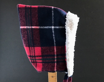 Gorro de duendecillo a cuadros rojos: gorro de lana reciclada con forro de sherpa (6-12 meses)