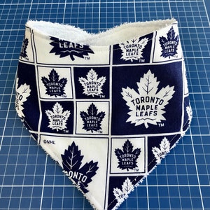 Toronto Maple Leafs Bandana Lätzchen, Upcycled Sabbern Lätzchen, Hockey Lätzchen, Beißring Lätzchen, TML Sabbern Lätzchen, Toronto Maple Leafs Baby, Baumwoll Bandana Lätzchen