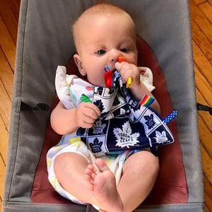 Toronto Maple Leafs Baby Crinkle Taggie Spielzeug, Sensorisches Baby Spielzeug, Band Spielzeug, Taggie Spielzeug, Toronto Maple Leafs Säuglingsspielzeug, Baby Lovey
