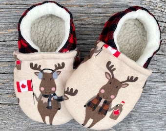 Chaussons bébé orignal du Canada, chaussons sirop d'érable et drapeau canadien, cadeau canadien pour bébé, chaussons de bûcheron, chaussons en flanelle