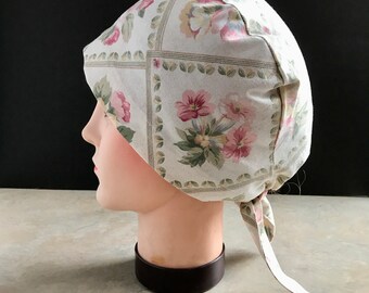 Elfenbeinfarbene Blumen OP-Haube: Krankenschwesternmütze aus Upcycling Baumwolle (Button Option)