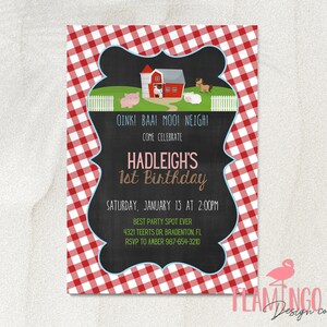 Peut inclure: Une invitation d'anniversaire avec une bordure à carreaux rouges et blancs. L'invitation présente une scène de ferme avec une grange, des animaux et le texte "OINK! BAA! MOO! NEIGH!" et "Hadleigh's 1st Birthday".