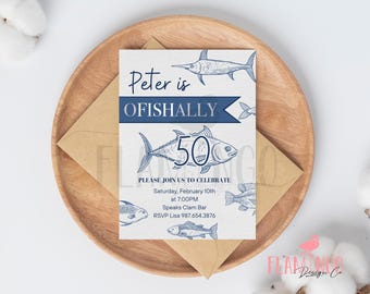 Puede incluir: Una invitación de cumpleaños azul y blanca con una ilustración de pescado y el texto "Peter is OFISHALLY 50". La invitación incluye detalles para una fiesta el sábado 10 de febrero a las 7:00 PM en Speaks Clam Bar. También se incluye información de RSVP.