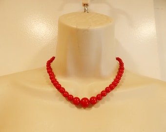 Vintage halsband i plast, harts från 50-talet, rött pärlhalsband