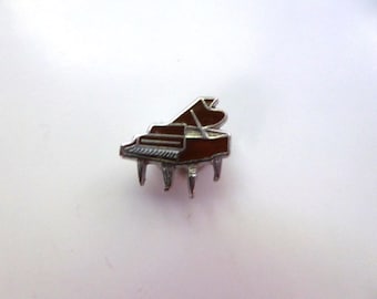 Vintage Emaille auf silberfarbenem Klavier Pin