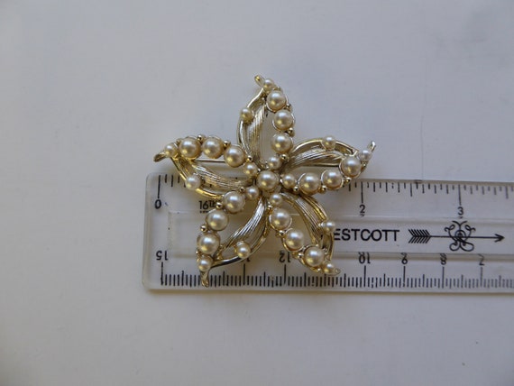 Vintage "Star" Gold-Tone Floral Pearl Brooch - image 3