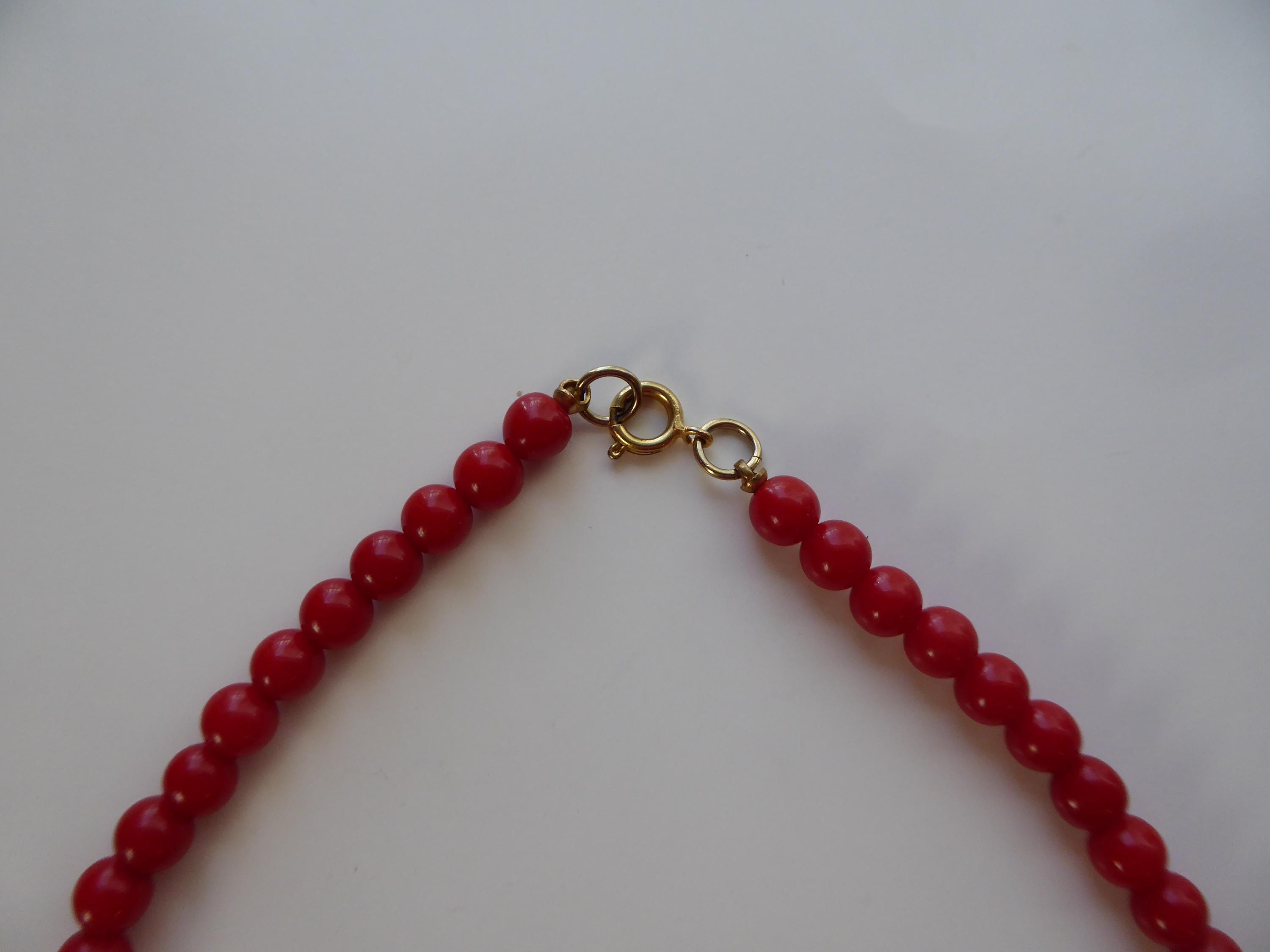 Collier Sautoir Vintage Rouge En Résine Plastique Des Années 60/70 - Occasion Bel état