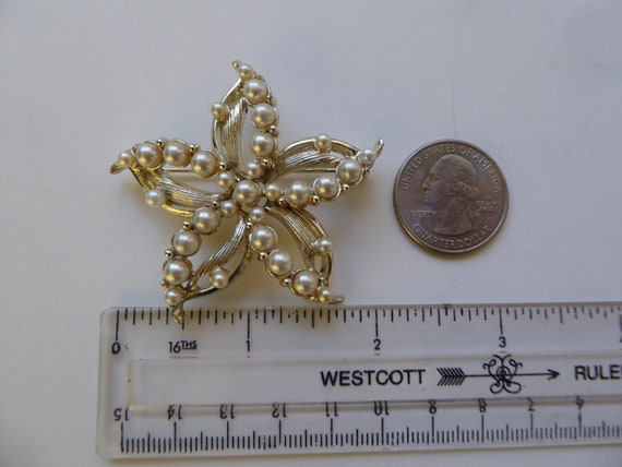 Vintage "Star" Gold-Tone Floral Pearl Brooch - image 2