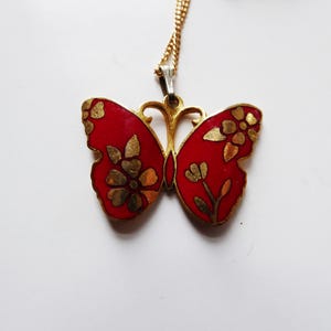 Colgante de mariposa vintage de metal esmaltado en rojo y tono dorado