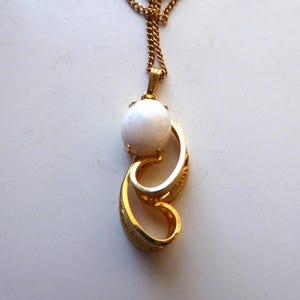 Collar con colgante de ópalo creado chapado en oro vintage con engaste de hojas en espiral, ancho 12/20 GF