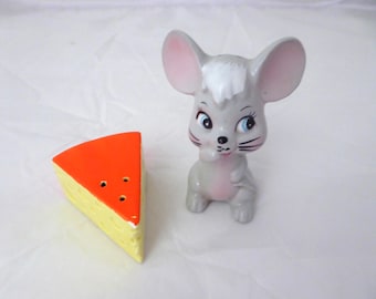 Salero y pimentero vintage de Enesco Japón con diseño de ratón y queso.