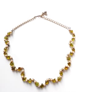 Vintage Natural Chip Peridot Link Choker Necklace with Faux Tiny Pearls and Leave shape Gold Tone Metal