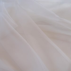 Polyesterorganza i off-white färg; 60" brett organzatyg pris per 1 yard