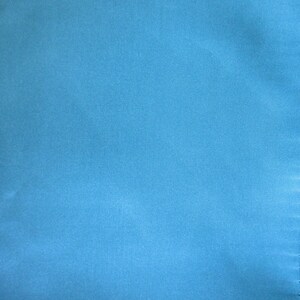 Könnte beinhalten: Ein einfarbiger blauer Stoff mit einer glatten, gleichmäßigen Textur.