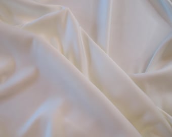 Gruba satyna Duchess w kolorze kości słoniowej; matowa satyna, poliester typu „peau de soie” do szycia odzieży; szerokość 56 cali; cena za 1 jard