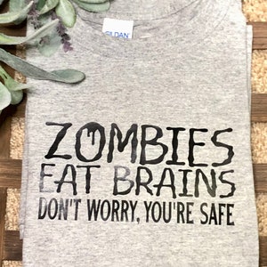 Herren T-Shirt Zombies Eat Brains Don't Worry You're Save