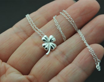 Delicado collar de trébol de cuatro hojas de plata de ley en plata de ley - Trébol dulce y simple para la buena suerte