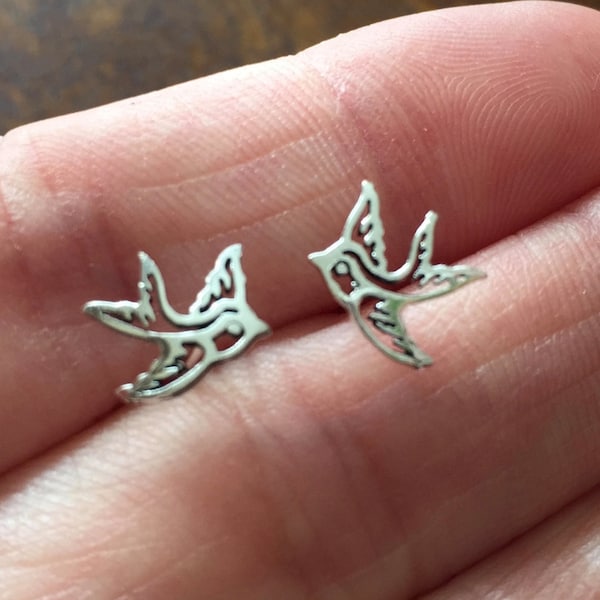 Oxidized Swallow stud earring 925 Sterling Silver stud, little Bird stud earring, bird post, Cartilage, Helix. Tragus