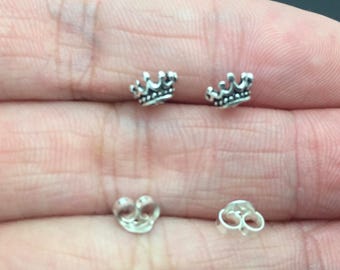 Pendientes de plata de ley, pendientes de la corona, pendiente del cartílago, pendientes del espárrago de la corona real, pendiente del perno pequeño, joyería minimalista