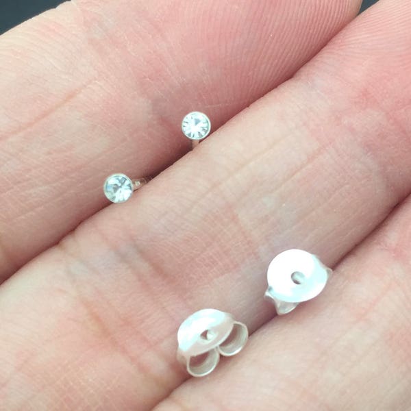 Pequeños pendientes de plata de ley de 2 mm con circonitas cúbicas redondas, pendientes para el cartílago, pendientes delicados, joyería para el día a día.