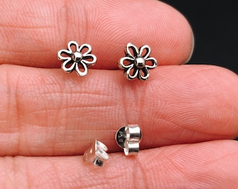 sterling silver flower, daisy flower Cute Sterling Silver  Flower Stud Earrings, spring stud, helix, cartilage, tragus
