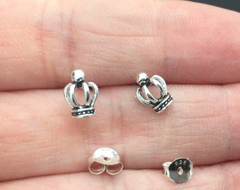 Pendientes de plata de ley, pendientes de la corona, pendiente del cartílago, pendientes del espárrago de la corona real, pendiente del perno pequeño, joyería minimalista