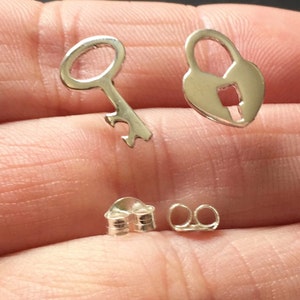kleine zilveren hoofdsleutel en sleutel ear studs, sleutel en slot oor stud