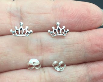 Pendientes de plata de ley, pendientes de la corona, pendiente del cartílago, pendientes del espárrago de la corona real, pendiente del perno pequeño, joyería minimalista