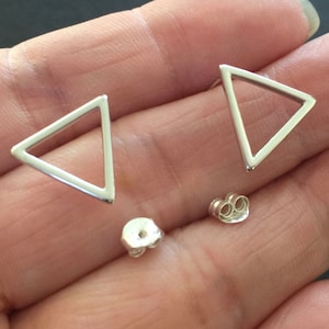 Platta öppna triangelörhängen i sterlingsilver, stolpörhängen, triangelörhänge, brosktriangelörhänge, helix, tragusörhänge