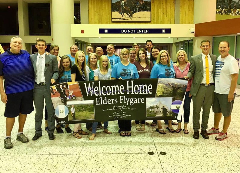 K&ouml;nnte beinhalten: Eine Gruppe von Menschen, die gr&ouml;&szlig;tenteils blaue Hemden tragen, h&auml;lt ein Banner mit der Aufschrift "Welcome Home Elders Flygare Guatemala City East Mission El Salvador 2017-2019".