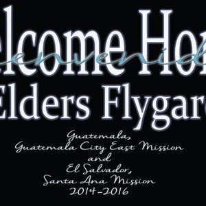 K&ouml;nnte beinhalten: Ein schwarz-wei&szlig;es Willkommensschild mit dem Text "Welcome Home" und "Elders Flygare" in Wei&szlig;. Das Schild enth&auml;lt auch den Text "Guatemala, Guatemala City East Mission and El Salvador, Santa Ana Mission 2014-2016" in Wei&szlig;.