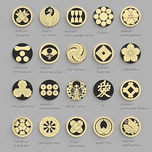Puede incluir: Una colección de veinte escudos de armas familiares japoneses, o 'mon', dorados y negros, cada uno con un diseño único. Los escudos son circulares y presentan varios símbolos, incluyendo flores, formas geométricas y animales estilizados. Cada escudo tiene un nombre japonés debajo.