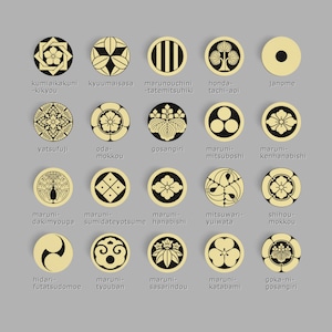 Puede incluir: Una colección de veinte emblemas circulares japoneses mon dispuestos en una cuadrícula. Cada emblema presenta un diseño gráfico distintivo en negro y crema, incluyendo patrones florales, geométricos y abstractos, con el nombre correspondiente.
