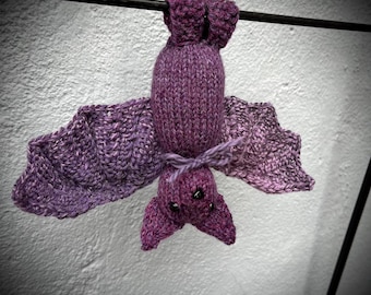 Handgestrickte kleine bunte Fledermaus
