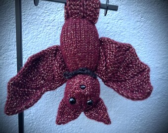 Handgestrickte Fledermaus: Burgundy Halloween Decor