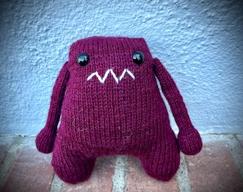 Hand gestricktes kleines weinrotes Monster Plushie, gruseliges Stofftier