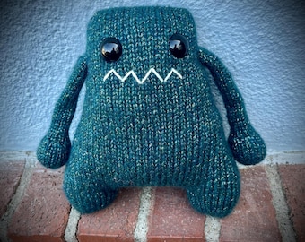 Hand gestrickt Türkis Schimmer Monster Plushie, gruseliges Stofftier
