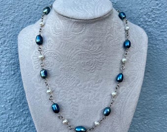 Blau weiße Süßwasser-Zuchtperlen-Halskette, Edelstahlkette, handgefertigt