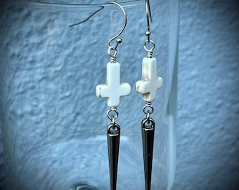 Weiße Howlith Invertiert Kreuz Spike Ohrringe: Goth Punk Schmuck