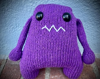 Hand gestricktes lila Baumwolle Monster Plüschtier, gruseliges Halloween Stofftier