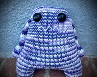 Hand gestrickte Pastell Lila Baumwolle Monster Plushie, gruselige Stofftier