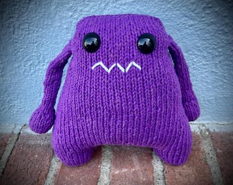 Hand gestricktes lila Baumwolle Monster Plüschtier, gruseliges Halloween Stofftier