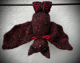 Handgestrickte Fledermaus Plüschi: Tweedy Burgund und Schwarz, Gothic Halloween Dekor, Weihnachtsgeschenk