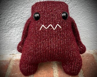 Handgestricktes Burgundy Shimmer Monster Plushie, gruseliges Stofftier