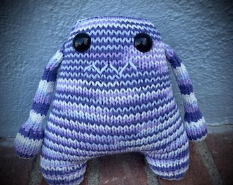 Hand gestrickte Pastell Lila Baumwolle Monster Plushie, gruselige Stofftier