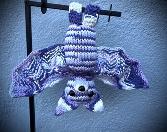 Handgestrickte Lila weiße Fledermaus