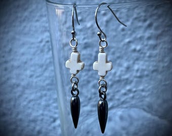 Weiße Howlith Umgedrehtes Kreuz Ohrringe: Gothic Spike Schmuck