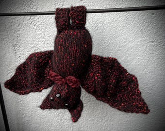 Handgestrickte Fledermaus Plüschi: Tweedy Burgund und Schwarz, Gothic Halloween Dekor, Weihnachtsgeschenk