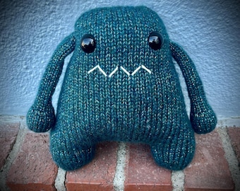 Hand gestrickt Türkis Schimmer Monster Plushie, gruseliges Stofftier