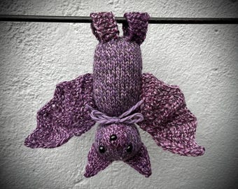 Handgestrickte kleine bunte Fledermaus
